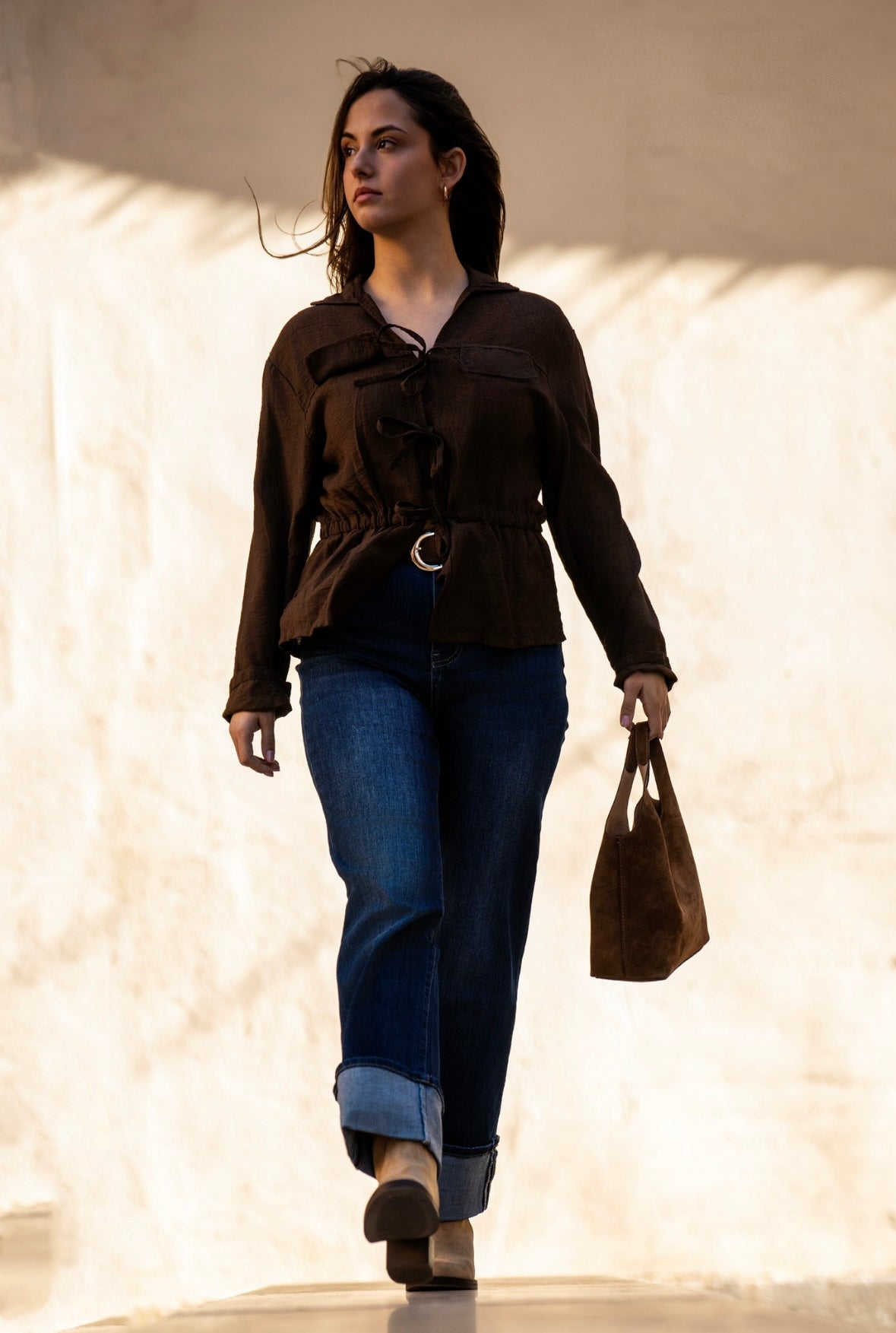 Blusa Marrón con cierres de lazo.