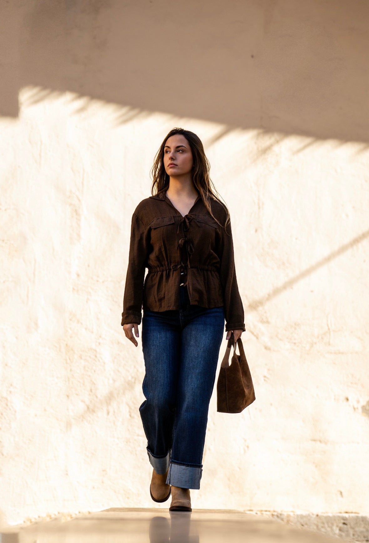 Blusa Marrón con cierres de lazo.