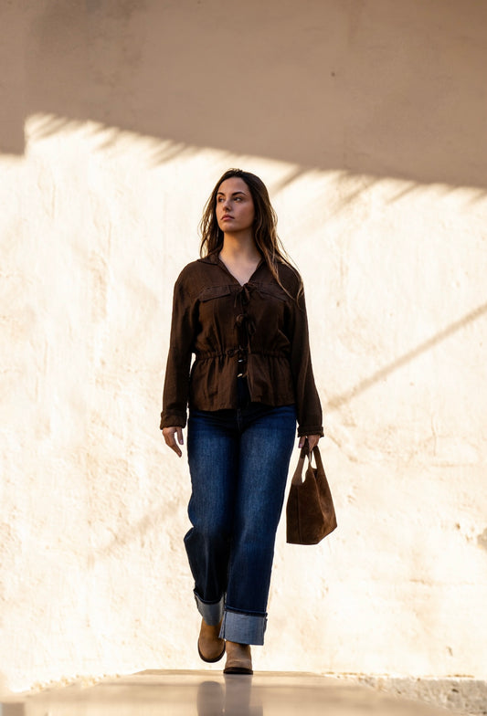 Blusa Marrón con cierres de lazo.