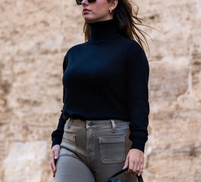 Jersey negro cuello alto
