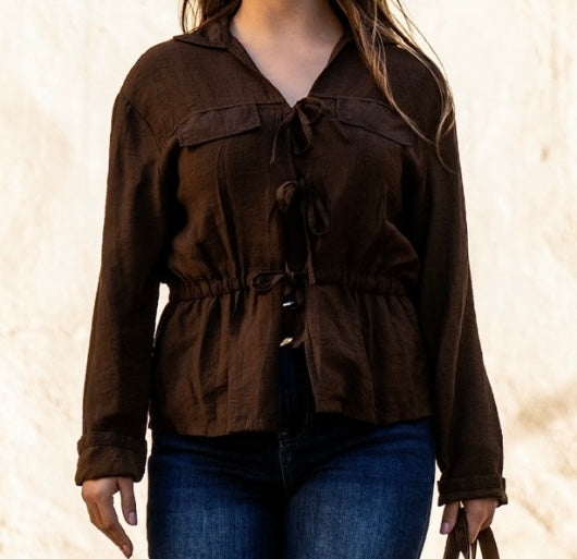 Blusa Marrón con cierres de lazo.